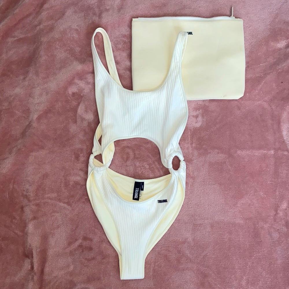TRIANGL OFF WHITE ONE PIECE SWIMSUIT W/ CUT OUT DETAIL